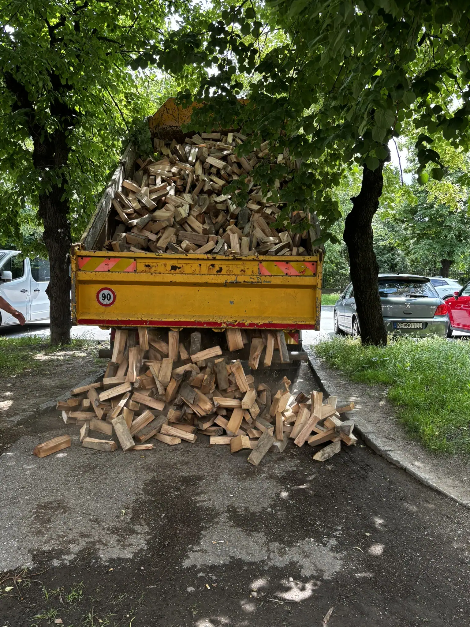 Gespaltenes Brennholz in Holzgitterboxen – Hartholz ofenfertig